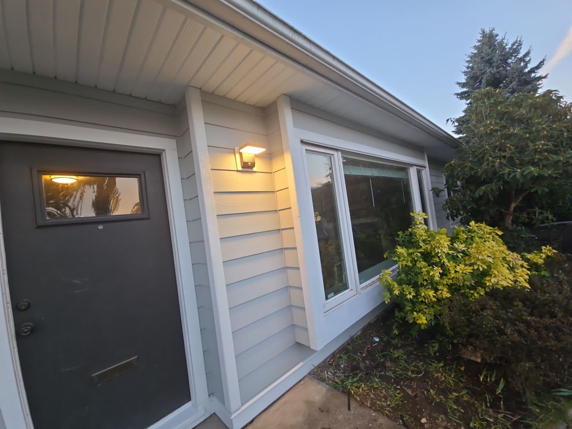 Hardie plank siding gable end detail by Tomron Construction in Maple Ridge, BC